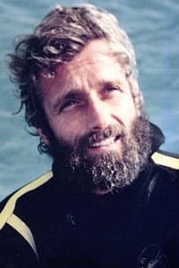 Philippe Cousteau in La collection Cousteau N°12 | Les Dragons des Galápagos | Nauru, îlot ou planète