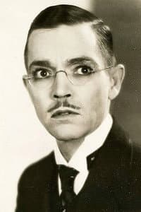 Johnny Arthur in The Aviator