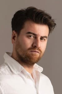 Erhan Ünlütürk in Piatră Foarfecă Hârtie