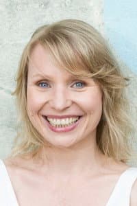 Stephanie Schönfeld in Sommer vorm Balkon