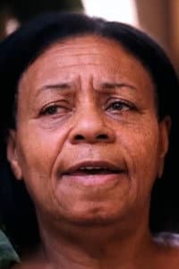Dona Maria das Graças in A quem interessar possa, Esta vida invertida