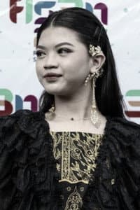 Rhivi Azhar in Diari Emas: Pewaris Cahaya Terakhir