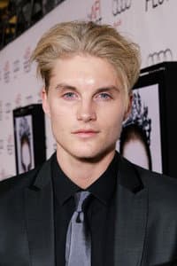 Toby Hemingway in Division 19