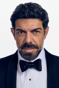 Pierfrancesco Favino in Nessun messaggio in segreteria