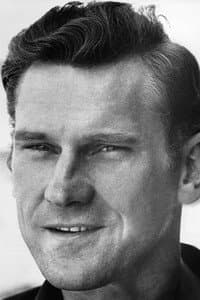 Donald O'Brien in L'homme de l'Interpol