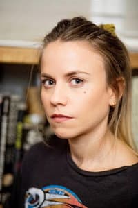 Anna Apter in Bref. De bons amis