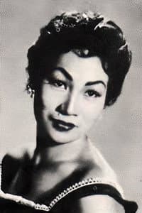 Bella Flores in Paula
