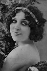Régina Badet in Paris 1900