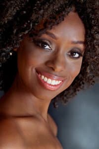 Ayana O'Shun in Un cargo pour l'Afrique