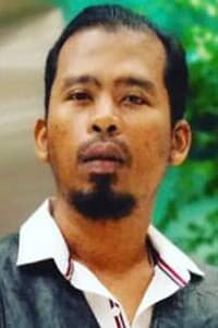 Along Eyzendy in Harimau Merah: Konflik Bermula