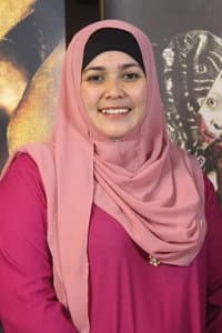 Eyra Rahman in Baju Merah Jambu