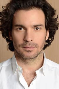 Santiago Cabrera in Las Maravillas