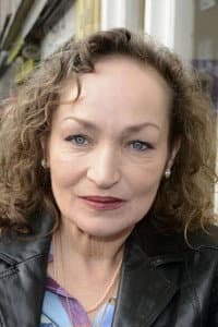 Angelika Bartsch in Schwarzer Regen