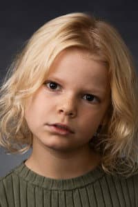 Ava Knox Martin in Pigen med nålen