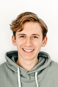 Zackary Villeneuve in Mme Liliane
