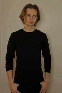 Justin Geertsen in Mellem væggene