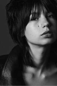 Eva Yelmani in Sur un fil