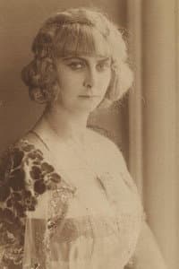 Emilie Sannom in Konfetti