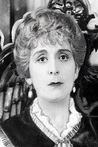 Clarissa Selwynne in The Scarlet Shadow