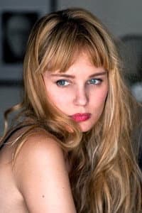 Valentine Payen-Wicaksono in Online Billie