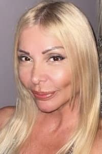 Sandra Domínguez in Matrimonios y Algo Más