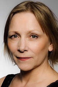 Anne Krigsvoll in Kvinner i for store herreskjorter