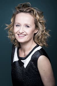 Caroline Roux in Dans le piège de la dette