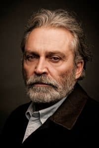 Haluk Bilginer in Kırık Kalpler Bankası
