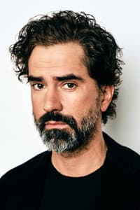 Hamish Linklater in Lola Versus