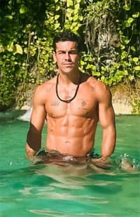 Mario Casas in Mentiras y gordas