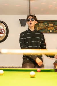 Evan Pommier Rialle in Spiegel