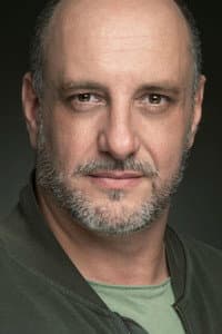 César Díaz Capilla in Guardiana de dragones (Dragonkeeper)