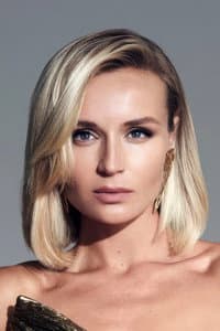 Polina Gagarina in Kattenkwaad in het museum