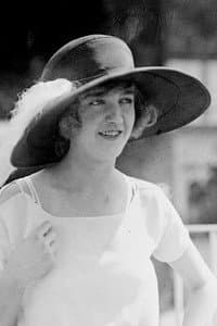 Geneviève Félix in Autour d'un berceau