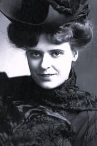 Octavia Broske in She Loves and Lies