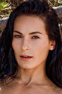 Lexi Dona in Sirens 4