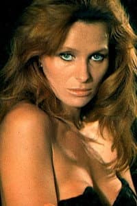 Erika Blanc in El hombre del puño de oro