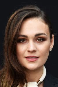 Sophie Skelton in Outlander
