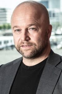 Sven de Ridder in Red Sandra