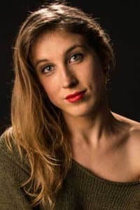 Aina Jagla in Annie