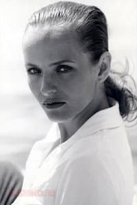 Oksana Fomichyova in Женщина с цветами и шампанским