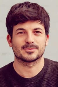 Adrien Barazzone in Les grandes ondes (à l'ouest)