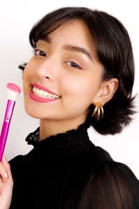 Abril Castro in La Chica Entre Las Nubes Rosas