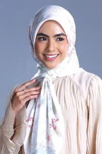 Erysha Emyra in Rumi Di Sebalik Jendela