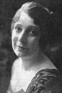 Laura Oakley in The Vanishing Dagger