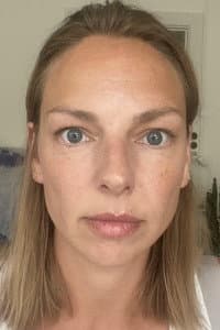 Julie Buch-Hansen in Helt ind til benet