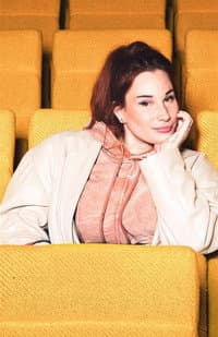 Ava Matthey in Rose, tulipe et pétunia