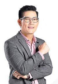 Richard Yap in Mano Po 7: Chinoy