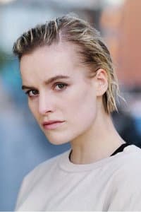 Leonie Landa in AI AI AI - Eine Synchron Dystopie