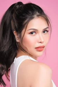 Shaine Vasquez in Upuan